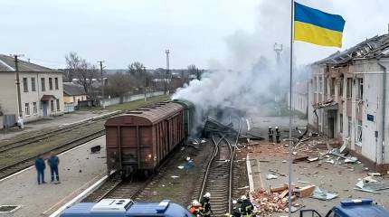 На Украине платформы с военными грузами чередуют с пассажирскими вагонами