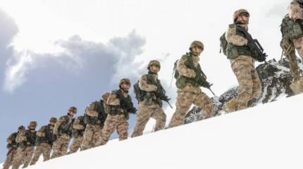 150 танков, до 5 тысяч солдат: Китай начал отвод войск от озера Пангонг на границе с Индией