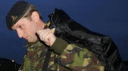 Британского офицера впервые лишили награды за мужество