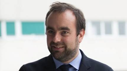 Новый премьер Франции решил не отменять государственный статус Дня победы