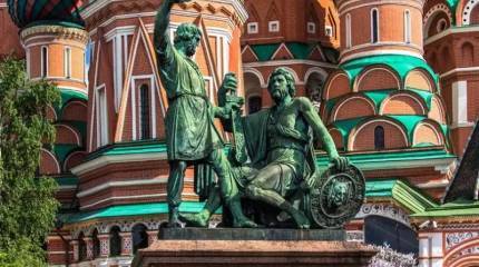 В Москве задержали пожилую женщину, написавшую на памятнике на Красной площади аббревиатуру «ГУР»