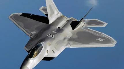 Получено первое изображение самолёта F-22 ВВС США с новыми топливными баками и стелс-капсулами