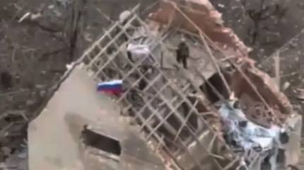 Наши бойцы подняли флаг России над селом Тоненькое