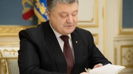 Уравнял с  военнослужащими. Порошенко узаконил выплаты иностранцам в ВСУ