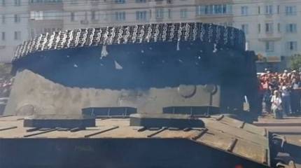 После парада в Курске с платформы упал танк Т-34