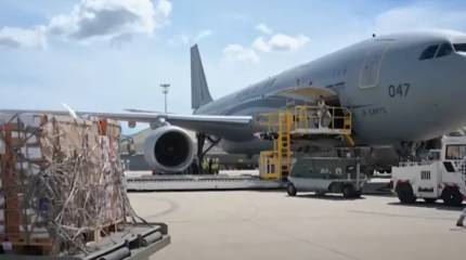 Тяжёлая строительная техника под прикрытием французского спецназа разблокировала одну из дорог из аэропорта в центр столицы Новой Каледонии