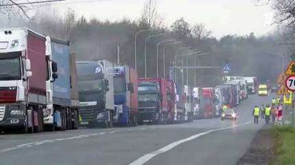 Украинские СМИ: Длина пробки из фур со стороны Польши превысила 50 км