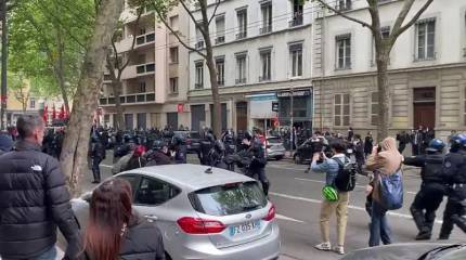 Европейская демократия: на первомайской демонстрации в Париже полиция применила дубинки и слезоточивый газ