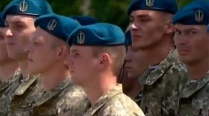 Порошенко отобрал у морпехов Украины чёрные береты
