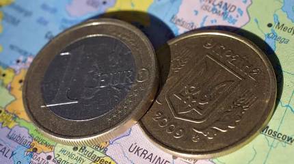 Украинцы за границей всё меньше денег переводят на родину, а оставшиеся в стране всё больше выводят за рубеж