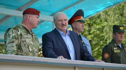 Лукашенко пояснил необходимость переброски дополнительной бригады ВДВ к западным границам