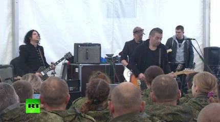 Музыканты группы "Агата Кристи" дали концерт на авиабазе "Хмеймим" (Сирия) для российских военнослужащих