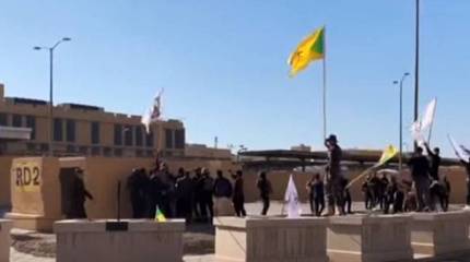 Протестующие пошли на штурм посольства США в Багдаде