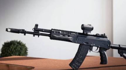 Показан очередной вариант оригинальной перезарядки автомата Калашникова