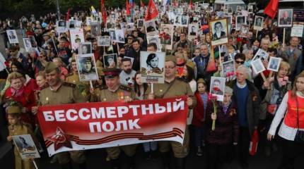 Власти Берлина запретили российские и украинские флаги на памятных шествиях в честь праздника Победы