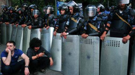 Кураторы недовольны: армяне плохо протестуют