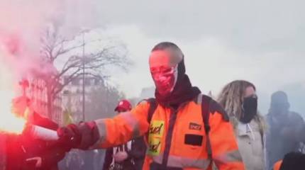 К мэрии Парижа стягиваются протестующие после одобрения Конституционным советом Франции пенсионной реформы