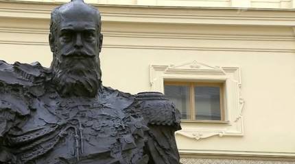 Просчёт со звездой: Ошибка на монументе Александру III исправлена