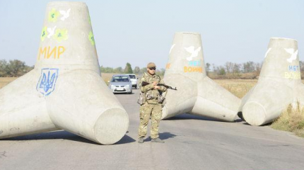 "Оборона" Мариуполя. Военные преступники прикрываются лозунгами "за мир" и "нет войне"