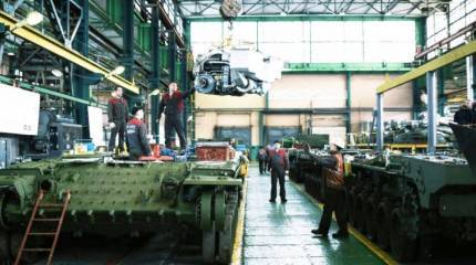 В заводском цеху вместе с Т-80БВ был замечен «Белый Орел»