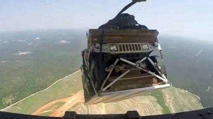 C-17 случайно уронил "Хамви" в лесной массив в США