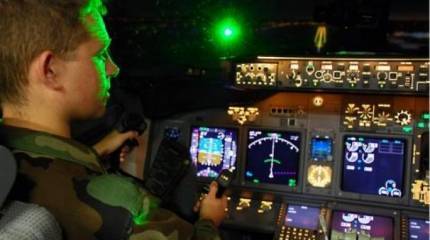 Пилотов США продолжают слепить лазером в районе Восточно-Китайского моря