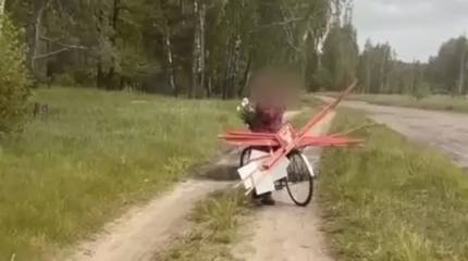 «Помидоры сами себя не подвяжут»: пожилая жительница украинского села собрала таблички «Мины» с минного поля