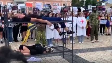 В Киеве устроили странный перформанс, изобразив СИЗО Еленовки после удара по «азовцам»