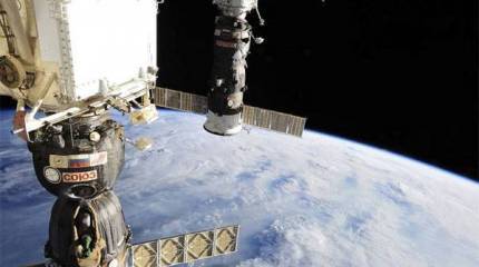 СМИ: "Союз" могли просверлить американские астронавты