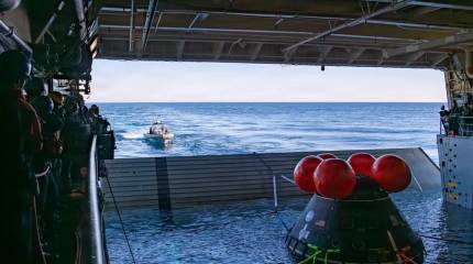 Поднимать астронавтов лунной миссии из океана будет корабль-док John Murtha