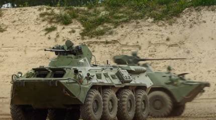 Российский БТР-80А маневрировал, турецкий броневик простоял неподвижно: показ боевой техники венгерской армии