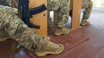 Украинскую армию переобуют в новые летние берцы