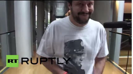 Итальянский оппозиционный депутат пришел в Европарламент в футболке с портретом Путина