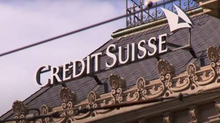 На фоне нового рекордного падения акций Credit Suisse чиновники США и Британии заявили об одобрении мер по поглощению швейцарского банка