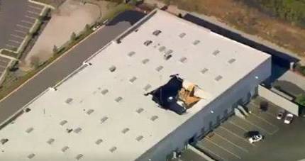 Появились кадры с места падения F-16 на гражданский объект в США