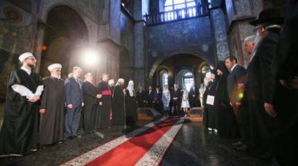 Турчинов вместе с Порошенко в Софийском соборе "помолился за спасение Украины" и назвал падение цен на нефть и курса российского рубля "салютом в честь дня украинской независимости"