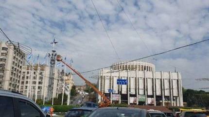 В центре Киева вместо футбольного мяча установили эмблему НАТО