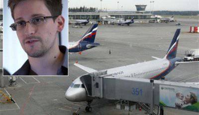 Сноуден просит политического убежища в России