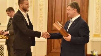О спорт, ты - мир... Порошенко тайно наградил украинских футболистов огнестрельным оружием