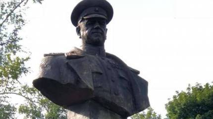 В Харькове восстановили бюст маршала Жукова, снесённый националистами