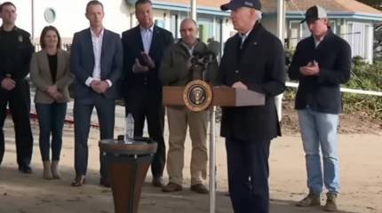 Американский сенатор: левые СМИ и демократы намекают Байдену на невозможность баллотироваться на второй срок