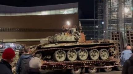 В Хельсинки к подбитому ВСУ российскому танку люди постоянно несут цветы и георгиевские ленты