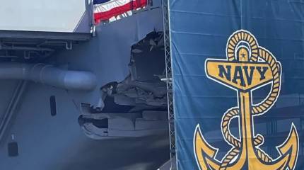 «Потёмкинский ремонт»: в США дыру в корпусе авианосца «Г. Трумэн» закрыли флагом