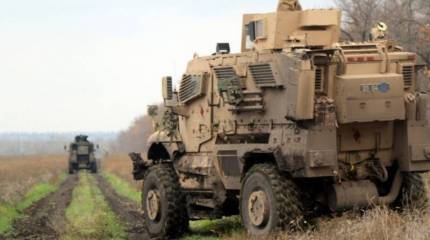 В кадр попал бронеавтомобиль ВСУ M1124 MaxxPro с минным траллом «Spark 2»