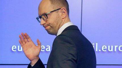 Яценюк привёз каски, пообещав БТРы