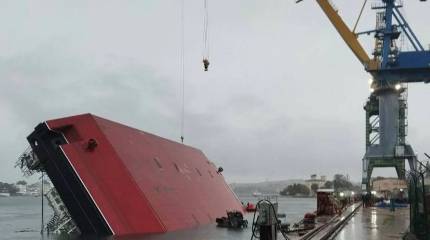 В Севастополе при испытаниях получил бортовой крен и опрокинулся плавкран