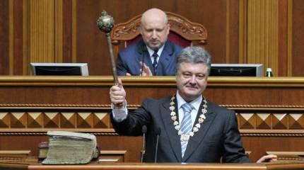 Порошенко облокотился на Конституцию. Но короновался по правилам