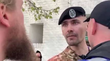 Требовавшего в Киево-Печерской лавре от священнослужителя взять флаг Украины нациста опознали как мошенника и провокатора