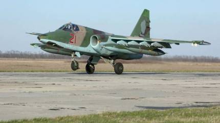 Военкоры: Российские летчики смогли вернуть подбитый вражеским ПВО самолет Су-25 на аэродром и потушить двигатель