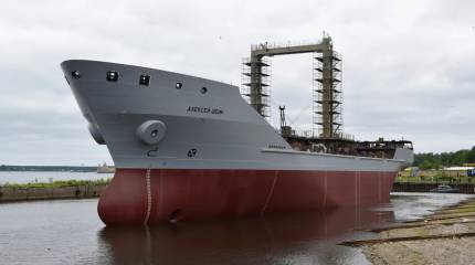 Построенный для ВМФ РФ средний морской танкер спущен на воду в Шлиссельбурге